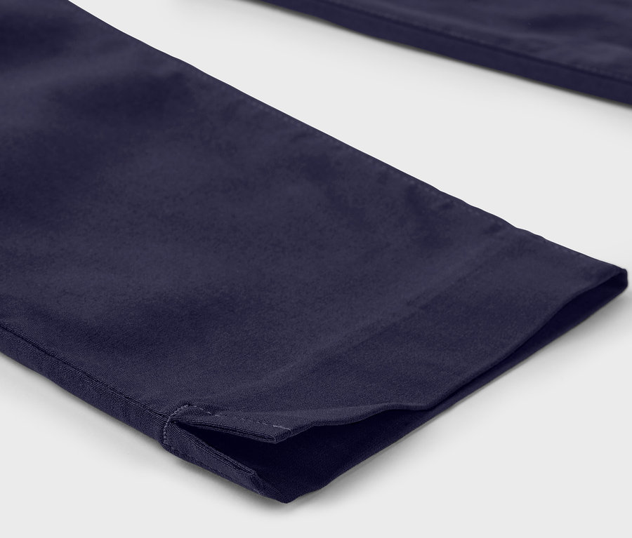 Detail nohavíc: Tmavomodré 3/4 bengalínové nohavice s rozparkom na leme.