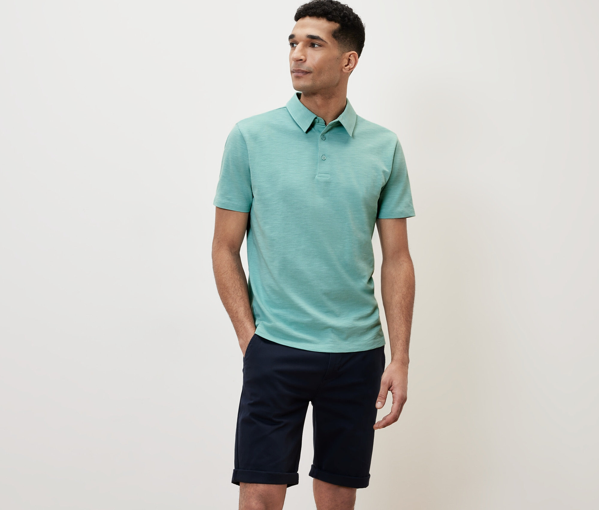 Muž v zelenej polokošeli.