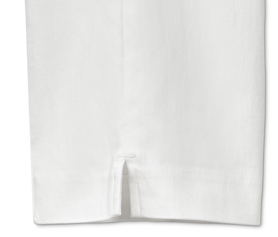 Detail bielych sedemosminových elastických nohavíc.