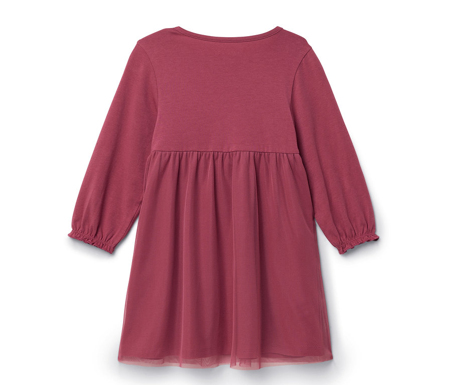 Ružové šaty s dlhými rukávmi a naberanou sukňou.