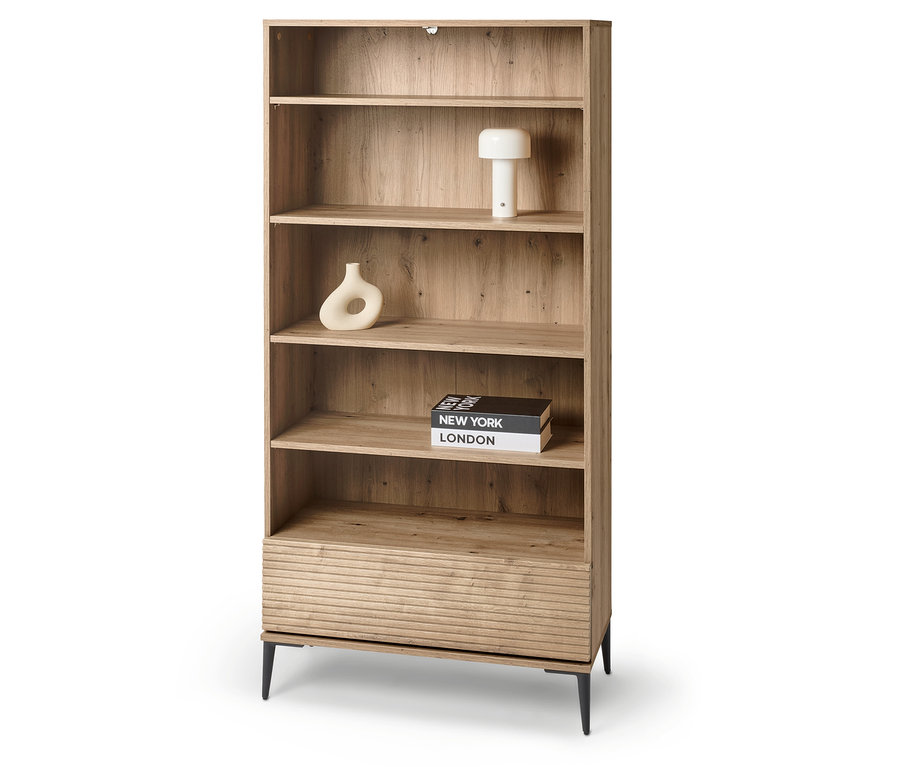 Na obrázku je regál »REET« s lamelovým vzhľadom, na ktorého policiach sú dekoratívne predmety ako lampa, váza a knihy.