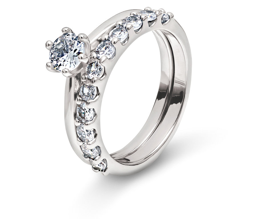 Dva strieborné prstene s čírymi kameňmi na bielom pozadí.