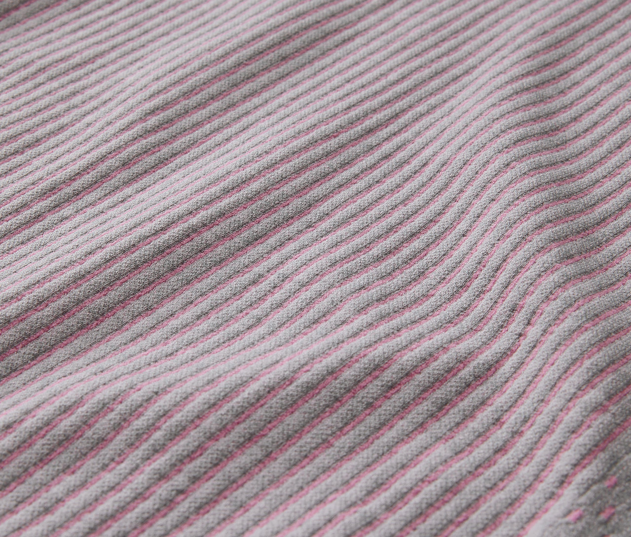Detail šedého detského bezšvového funkčného prádla.