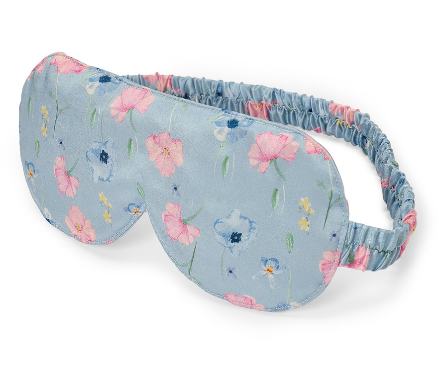 Svetlomodrá maska na spanie s kvetinovým vzorom.