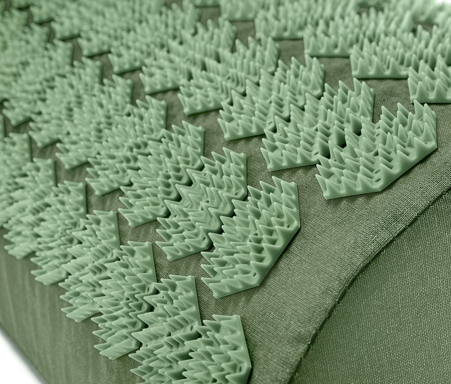 Detail zelenej akupresúrnej podložky s hrotmi