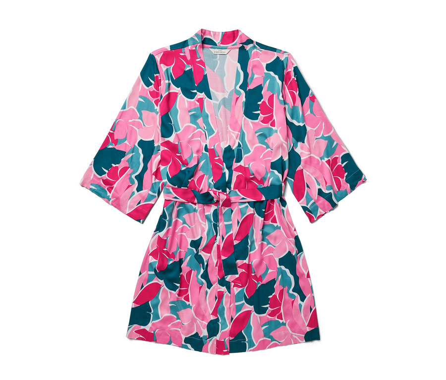 Ružovo-zelený župan s kvetinovým vzorom.