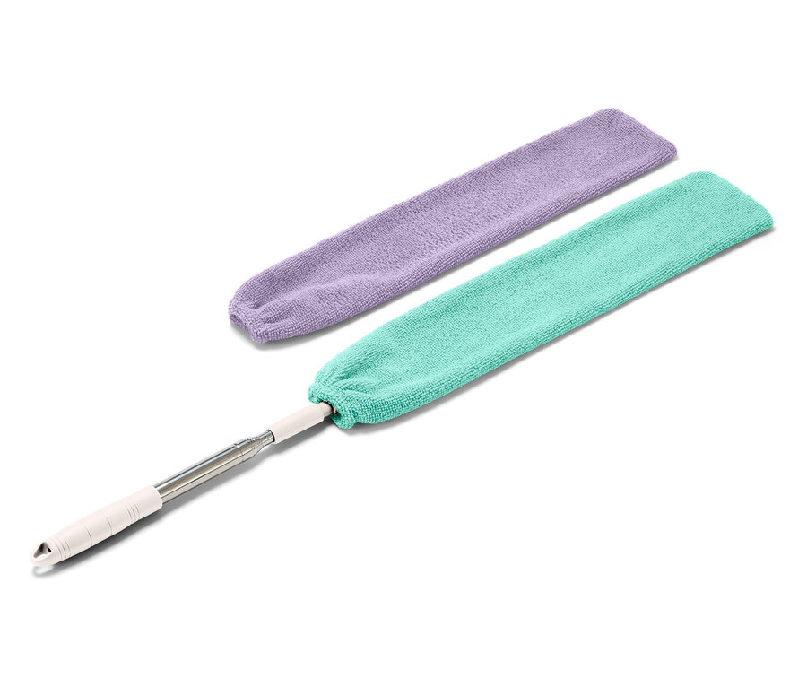 Zelená prachovka s teleskopickou tyčou a fialová prachovka na bielom pozadí.