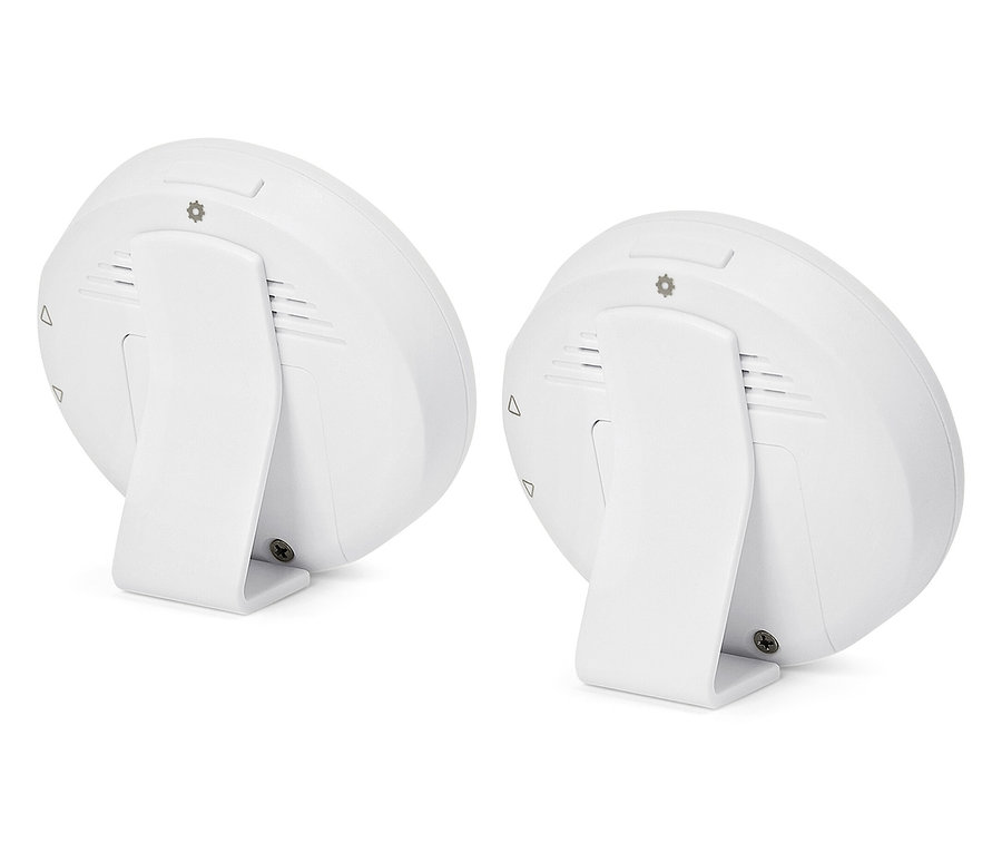 Dva biele detektory dymu stoja vedľa seba.