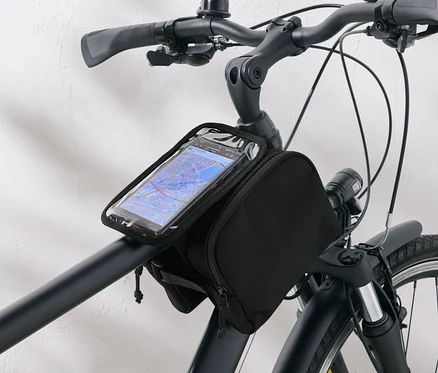 Čierna taška na bicykel s priehľadným puzdrom na telefón pripevnená k riadidlám bicykla.