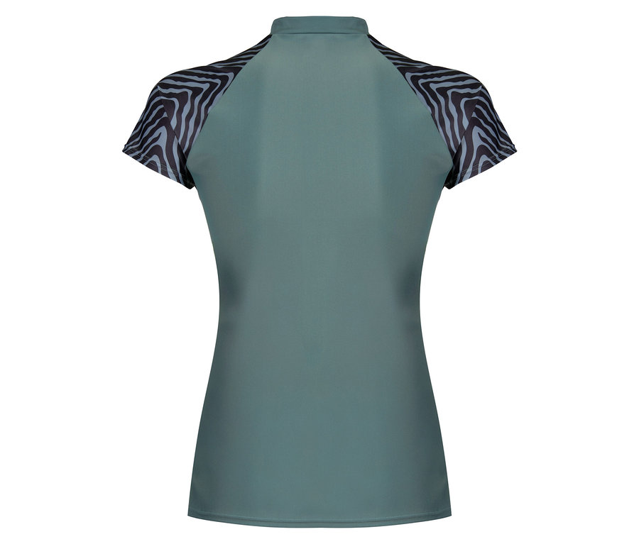 Zelené tričko so zebrovými rukávmi.