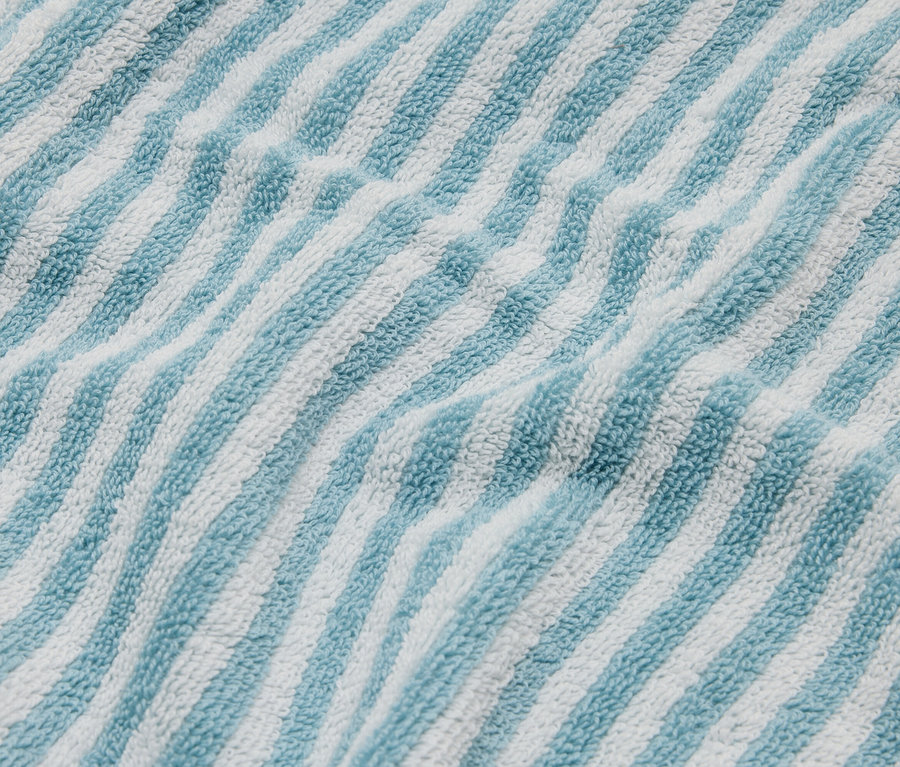 Detailný záber na modro-bielu pruhovanú froté látku.