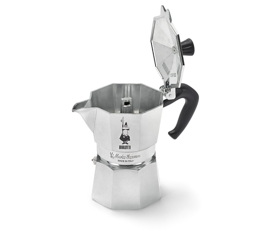 Otvorený, strieborný kávovar Bialetti stojí na bielom pozadí.