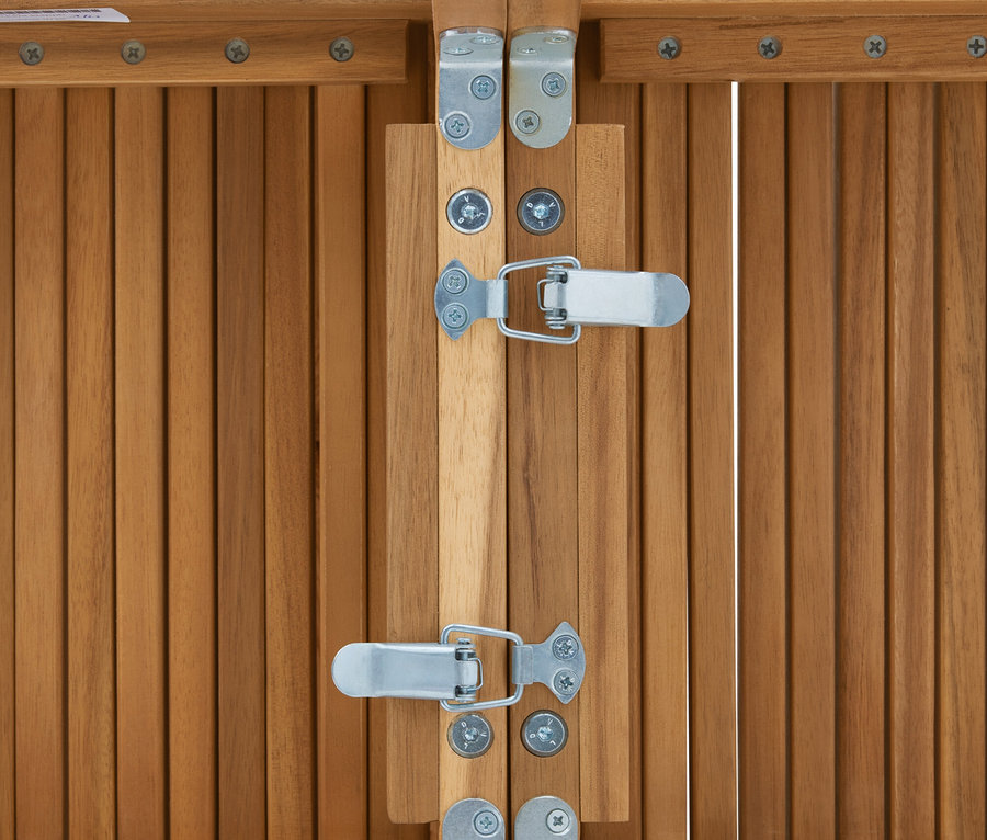 Detail dvoch kovových západiek na drevenom stole so skrutkami.