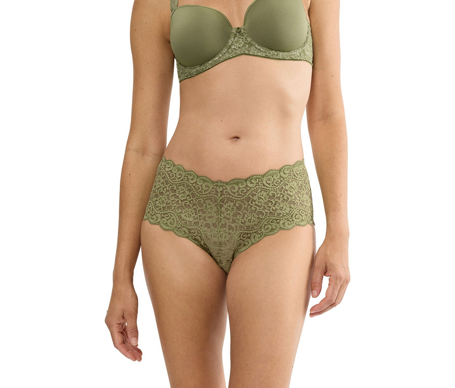 Žena má na sebe khaki čipkovanú súpravu podprsenky a nohavičiek.