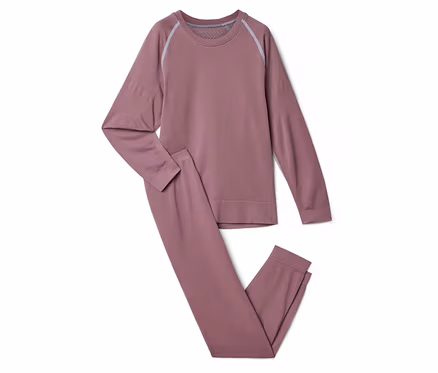 Mauve termoprádlo, ktoré pozostáva z dlhého rukáva a dlhých nohavíc. Vrchný diel má svetlosivé pruhy na ramenách.