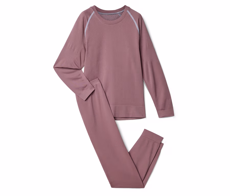 Mauve termoprádlo, ktoré pozostáva z dlhého rukáva a dlhých nohavíc. Vrchný diel má svetlosivé pruhy na ramenách.