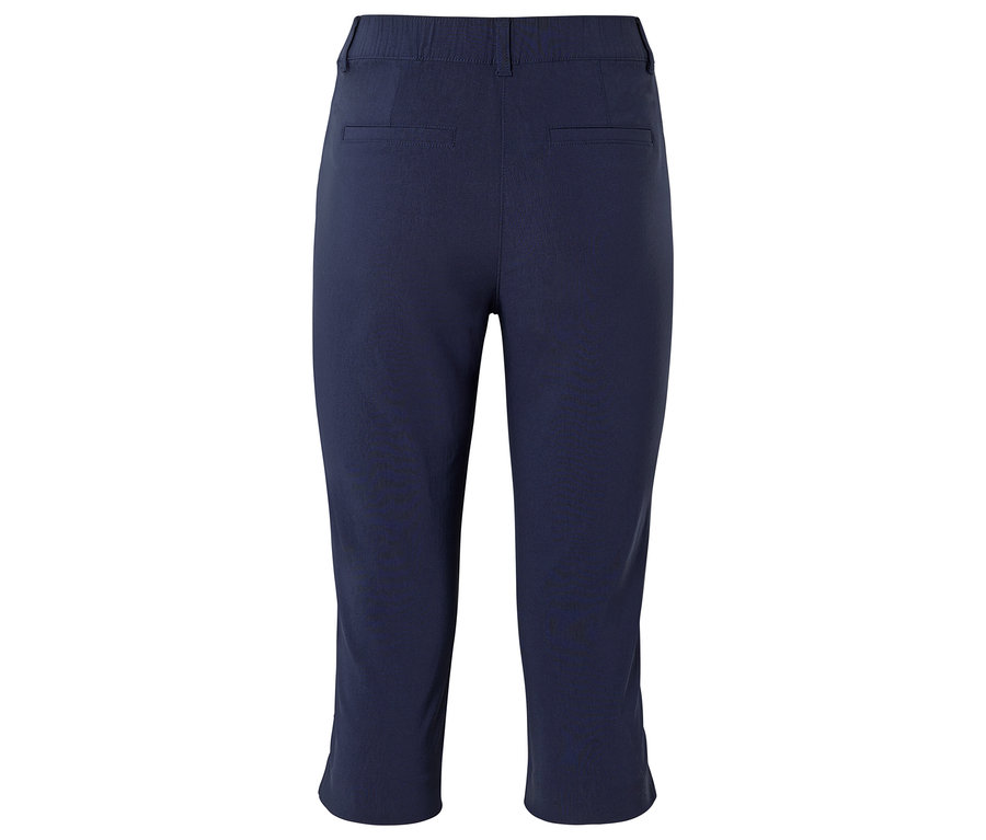 Tmavomodré trojštvrťové nohavice, fotené zozadu.