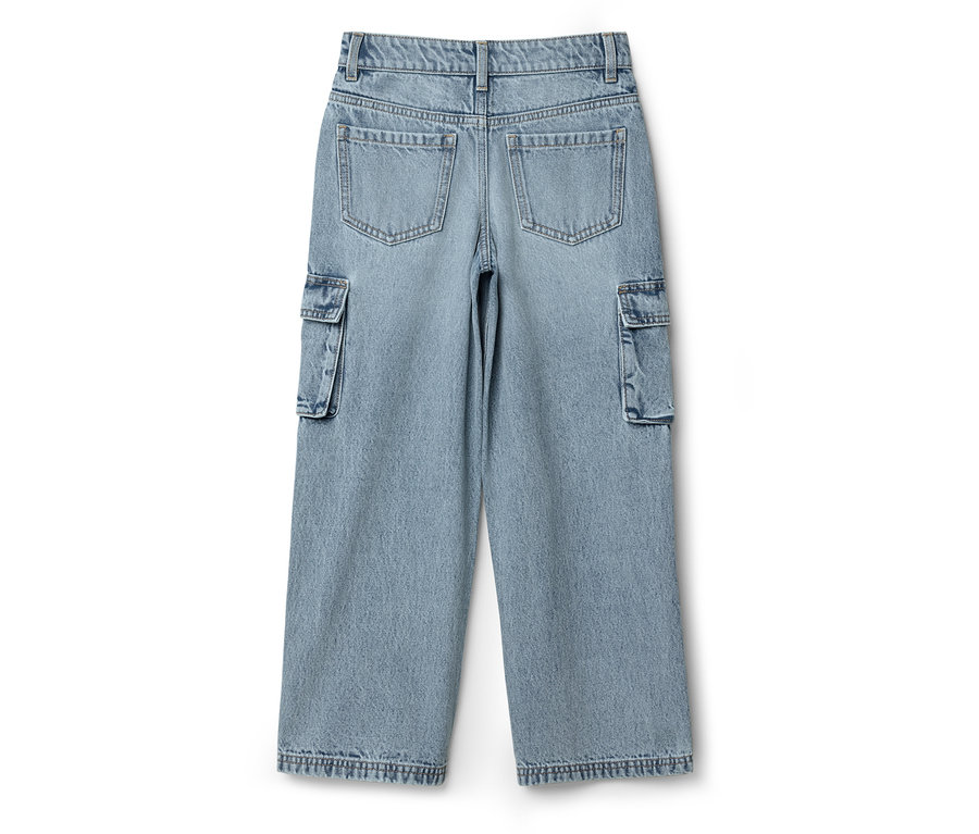 Zadná strana svetlomodrých džínsov s vreckami na bielom pozadí.