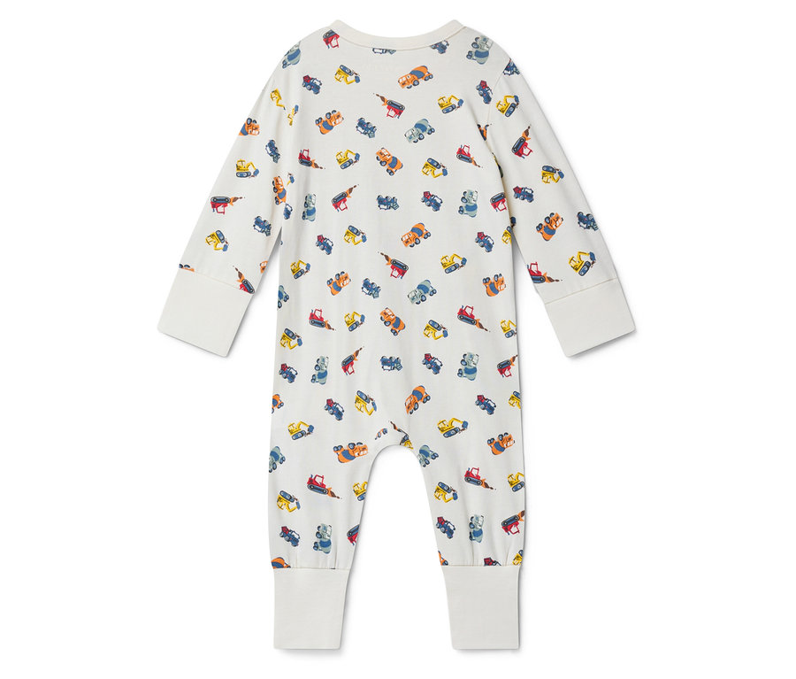 Celkový pohľad na biele detské pyžamo s dlhým rukávom, potlačené malými farebnými stavebnými vozidlami.