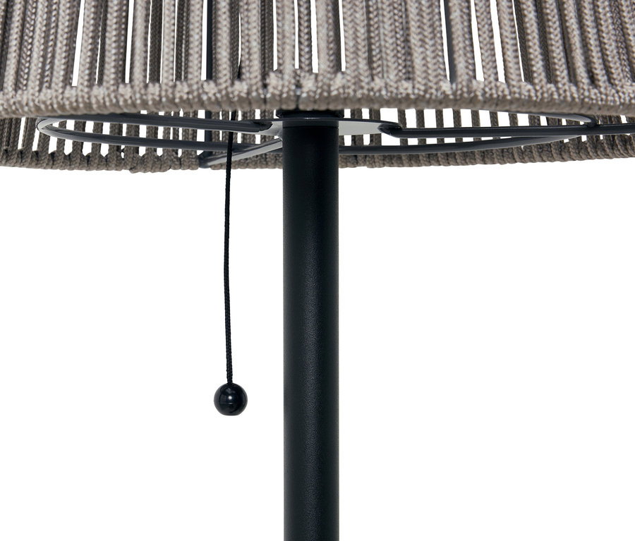 Detailný záber na sivú stojacu lampu s čiernym stojanom a šnúrovým vypínačom.