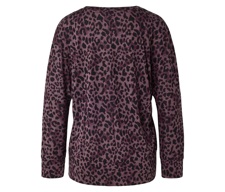 Pohľad zozadu na blúzku s dlhým rukávom s leopardím vzorom vo fialovej a čiernej farbe.