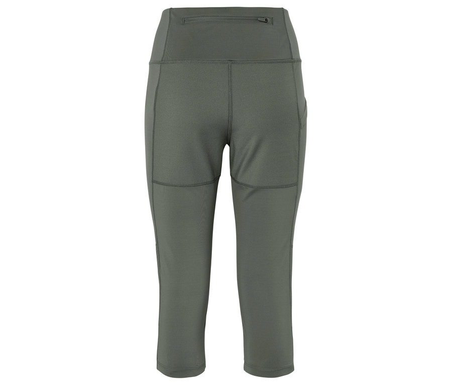 Detailný záber na olivovozelené legíny po kolená s vysokým pásom a malým vreckom na zips navrchu.