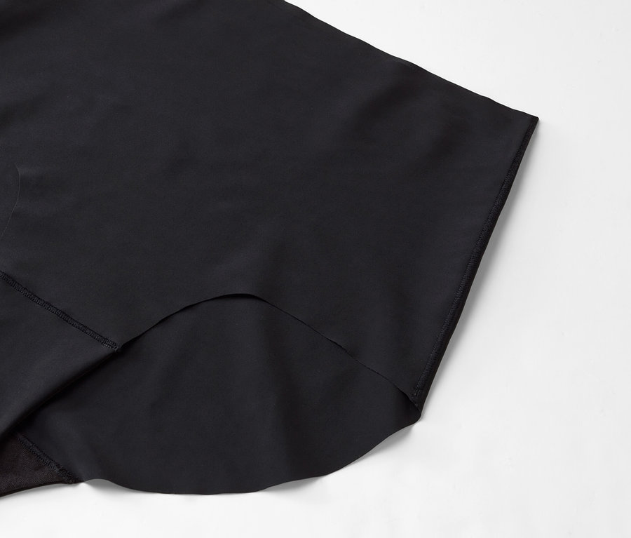 Detail čiernej látky na bielom pozadí.