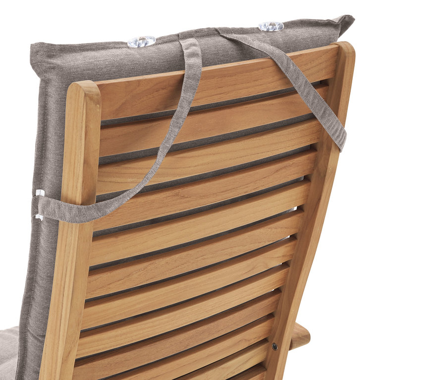 Detailný záber na zadnú časť drevenej stoličky so sivým vankúšom pripevneným popruhmi.