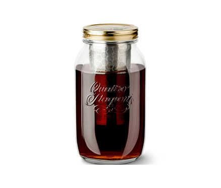 Pohár na studenú kávu cold brew »BrewJar« s filtrom a obsahom, na bielom pozadí.