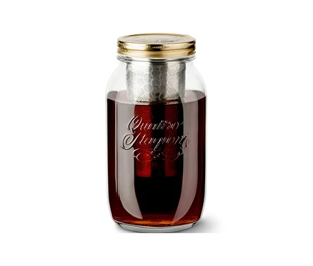Pohár na studenú kávu cold brew »BrewJar« s filtrom a obsahom, na bielom pozadí.