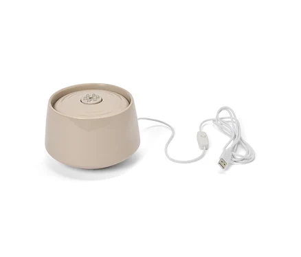 Béžová fontána pre zvieratá s USB káblom.