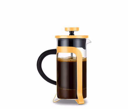 Žltý sklenený french press s čiernou rukoväťou naplnený kávou.