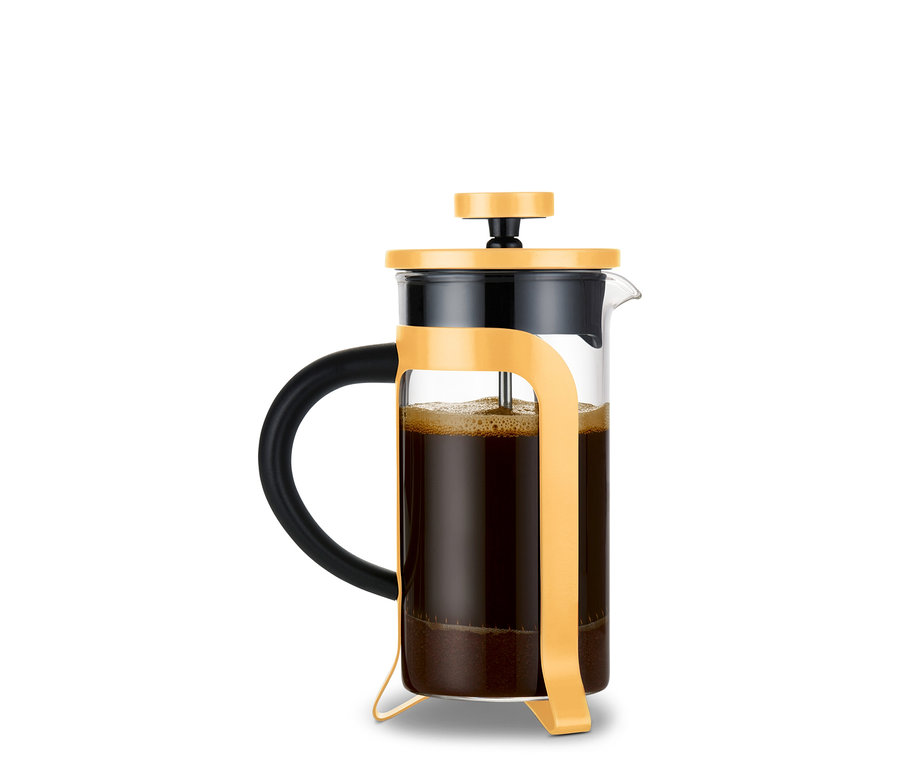 Žltý sklenený french press s čiernou rukoväťou naplnený kávou.