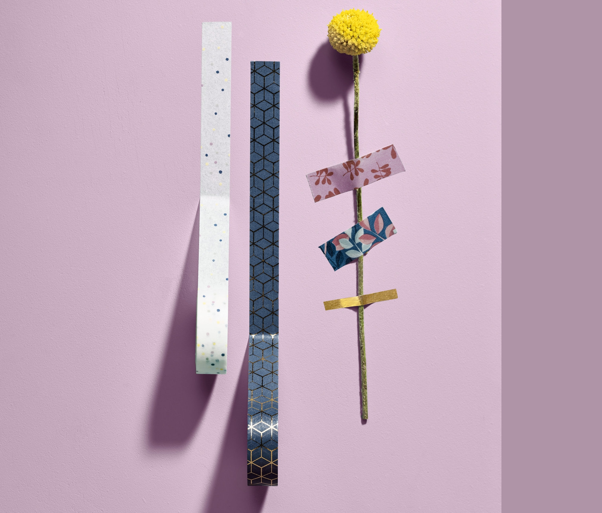 Dve rolky dekoračných lepiacich pások, 10 ks, a žltý kvet s lepiacimi páskami na stonke.