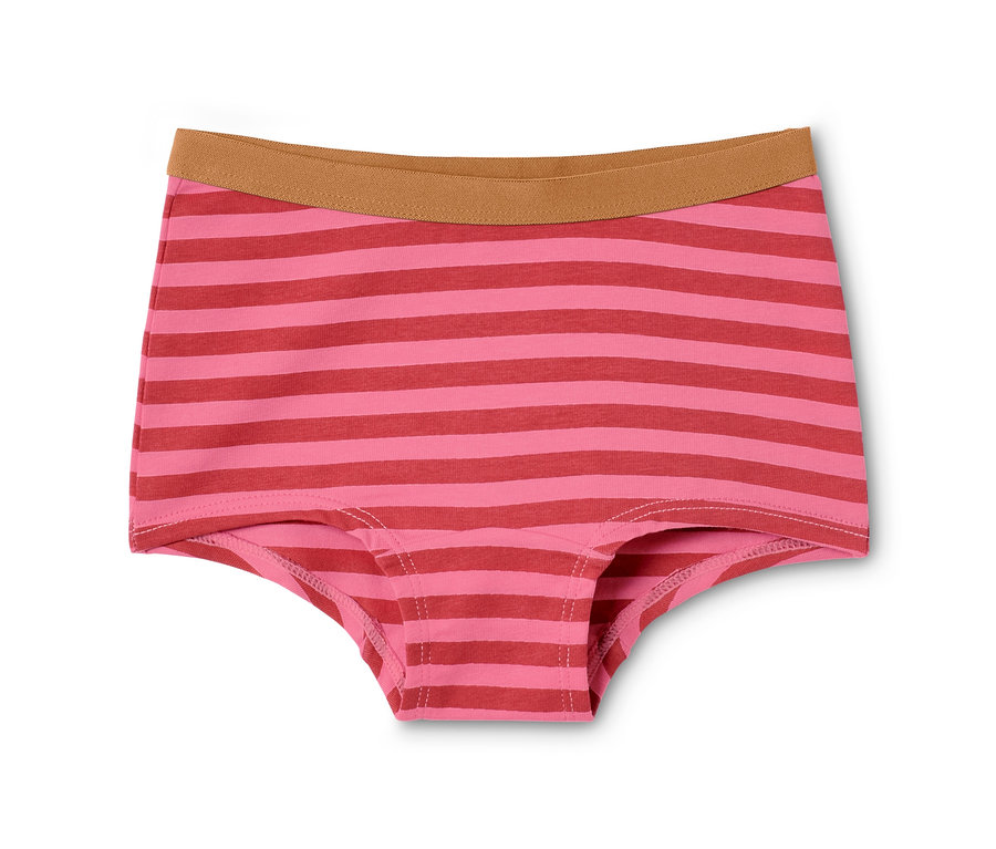 Detailný záber na detské nohavičky so svetloružovými a tmavoružovými vodorovnými pruhmi a hnedým pásom.
