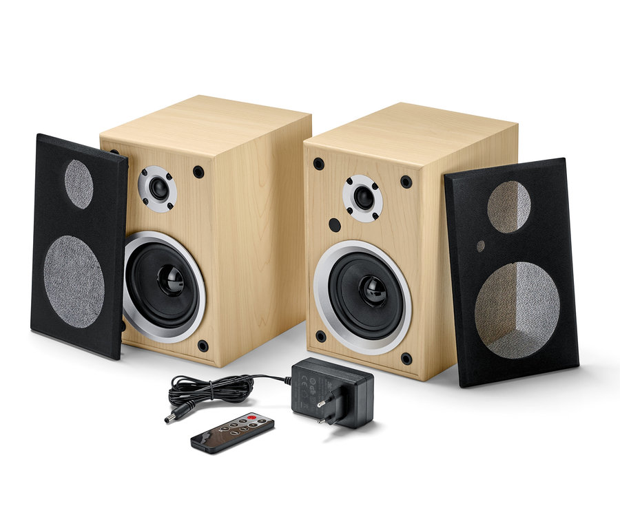 Dva stereo reproduktory s rozhraním Bluetooth®, napájací adaptér a diaľkové ovládanie na bielom pozadí.
