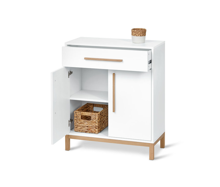 Biela kúpeľňová skrinka s otvorenou zásuvkou a dvierkami, vnútri prútený košík.