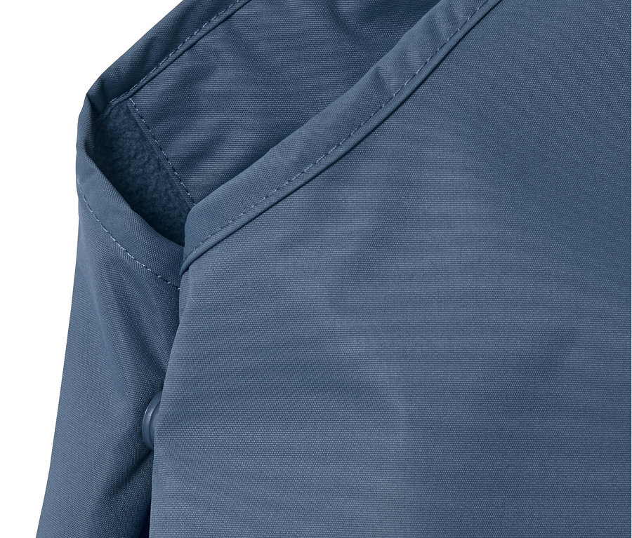 Detail modrých termonohavíc do dažďa z recyklovaného materiálu.