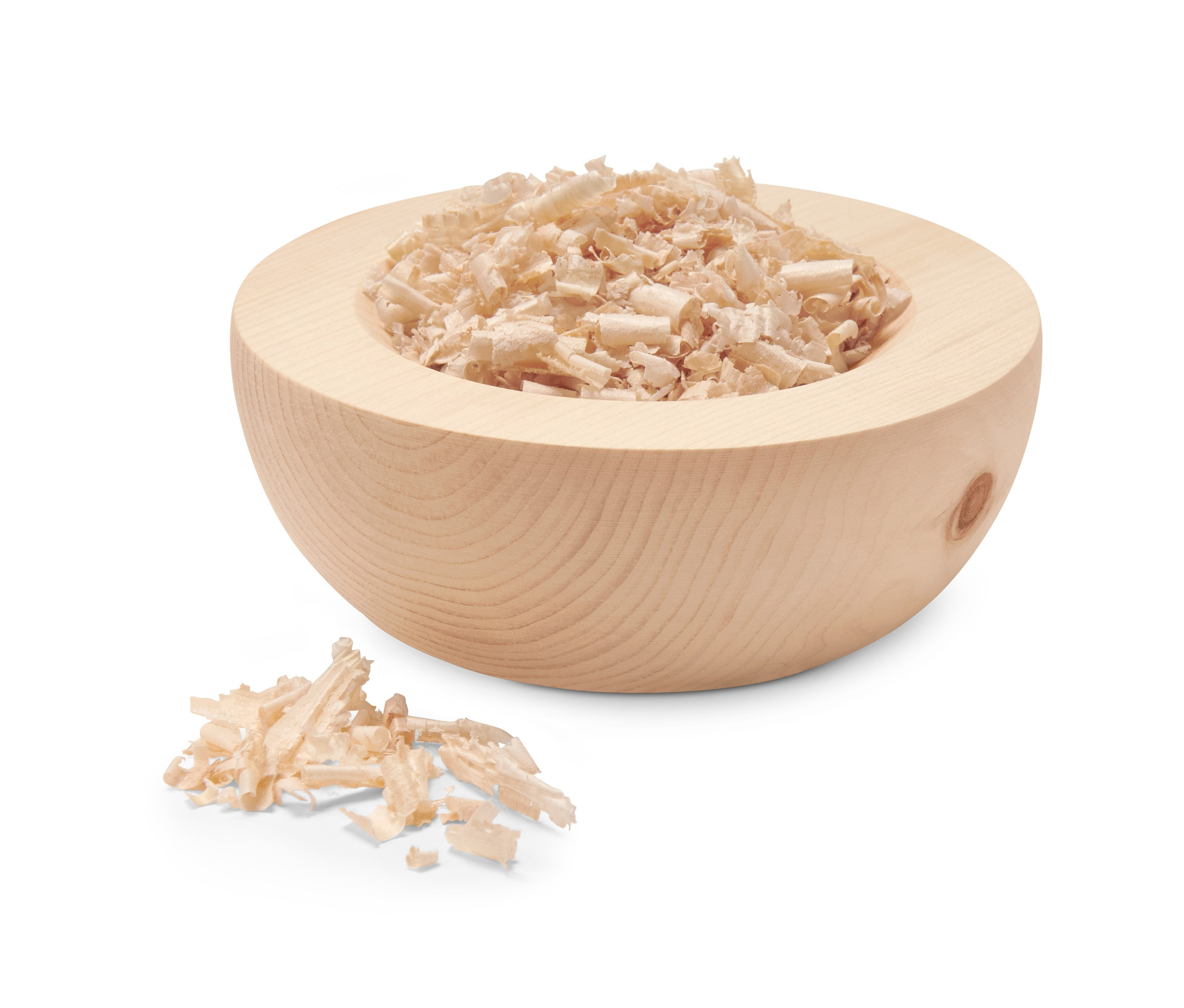 Drevená miska naplnená hoblinami osviežovača vzduchu s vôňou borovice limbovej.