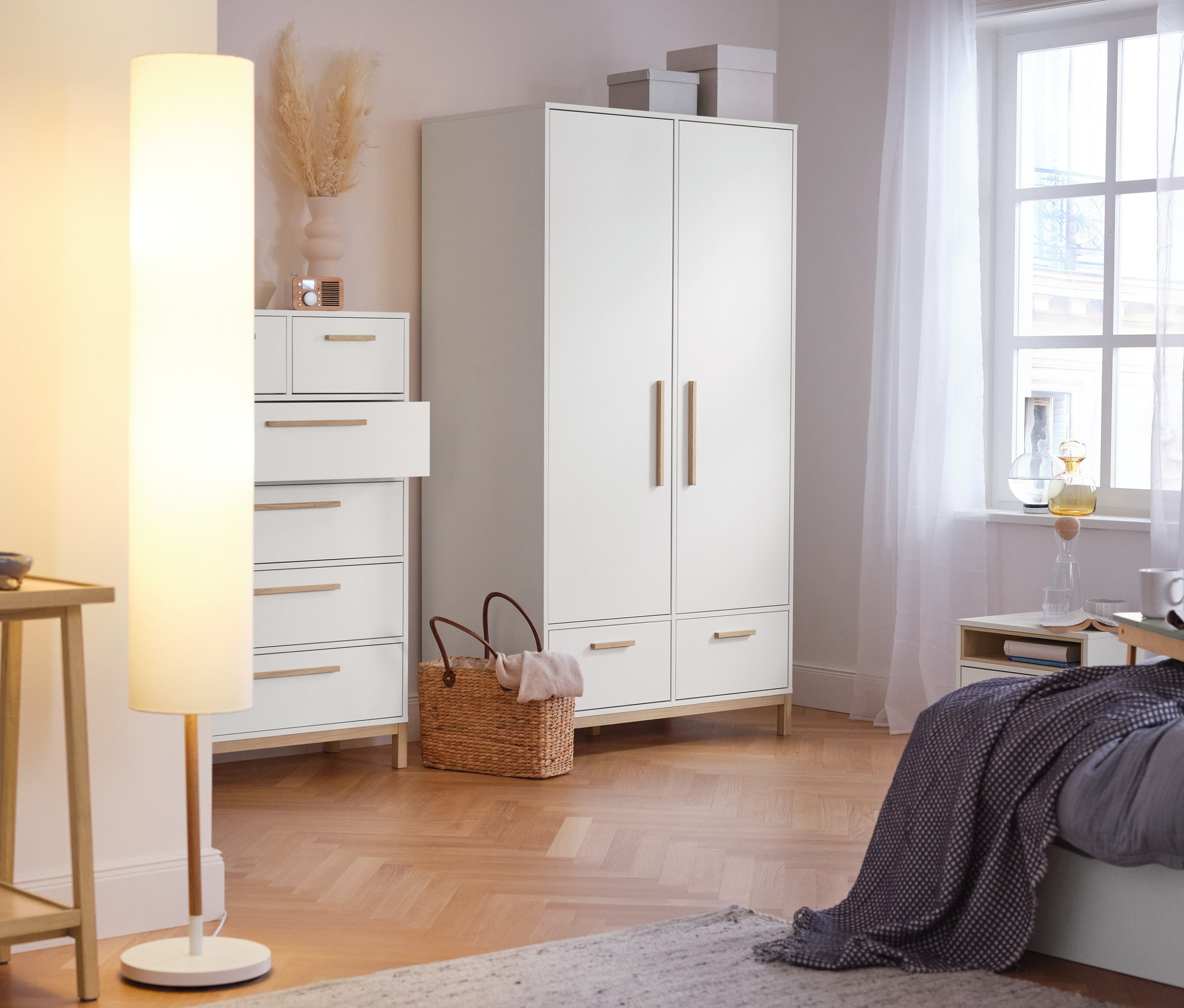 V spálni stojí konzolový stolík s 2 odkladacími plochami, stojacia lampa s textilným tienidlom, vysoká skrinka »Eklund« so zásuvkami a šatníková skriňa »Eklund« so zásuvkami.