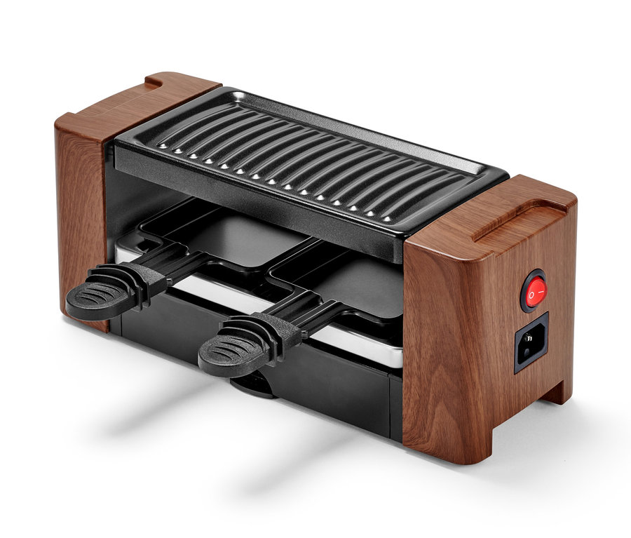 Raclette gril pre 2 osoby s dreveným dekorom a dvoma panvičkami.