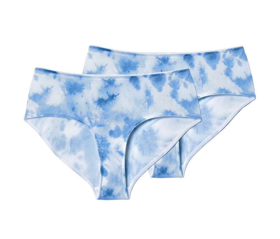 Dvoje nohavičky s batikovanou potlačou ležia na sebe.