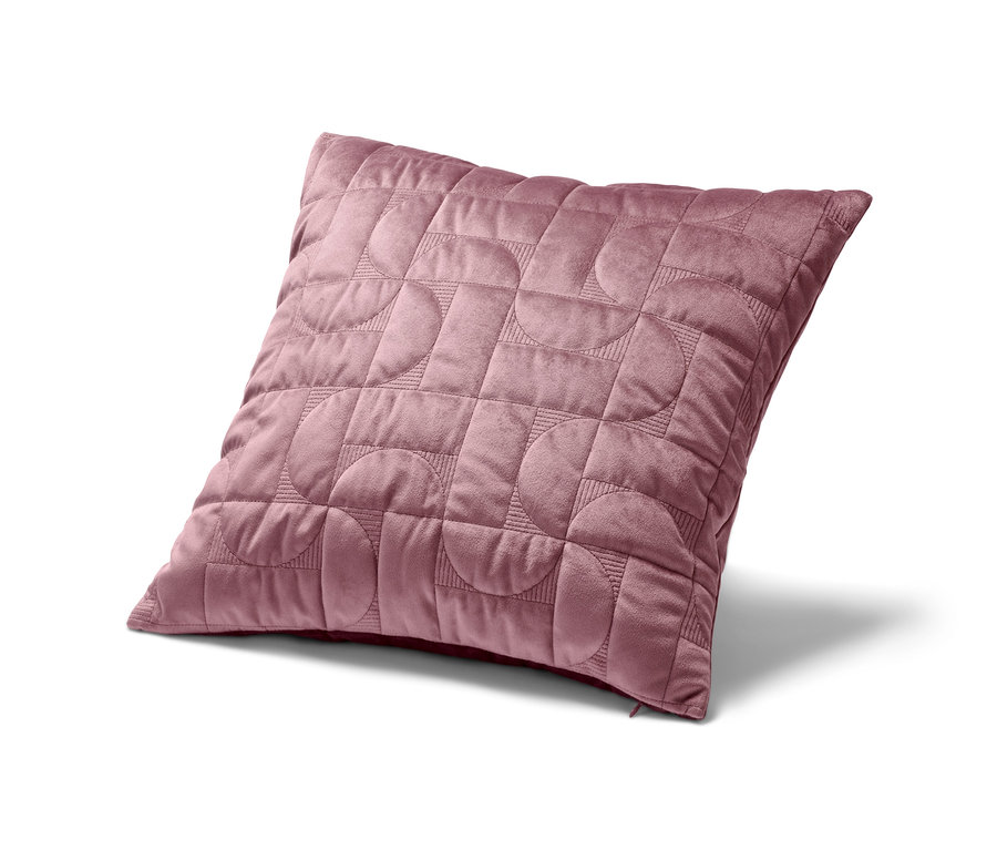 Detail zamatovej obliečky na dekoračný vankúš v staroružovej farbe s geometrickým vzorom.