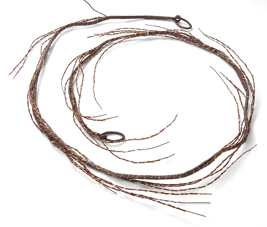 Hnedá vonkajšia girlanda s LED diódami, ktorá má vetvy a je stočená do kruhu.