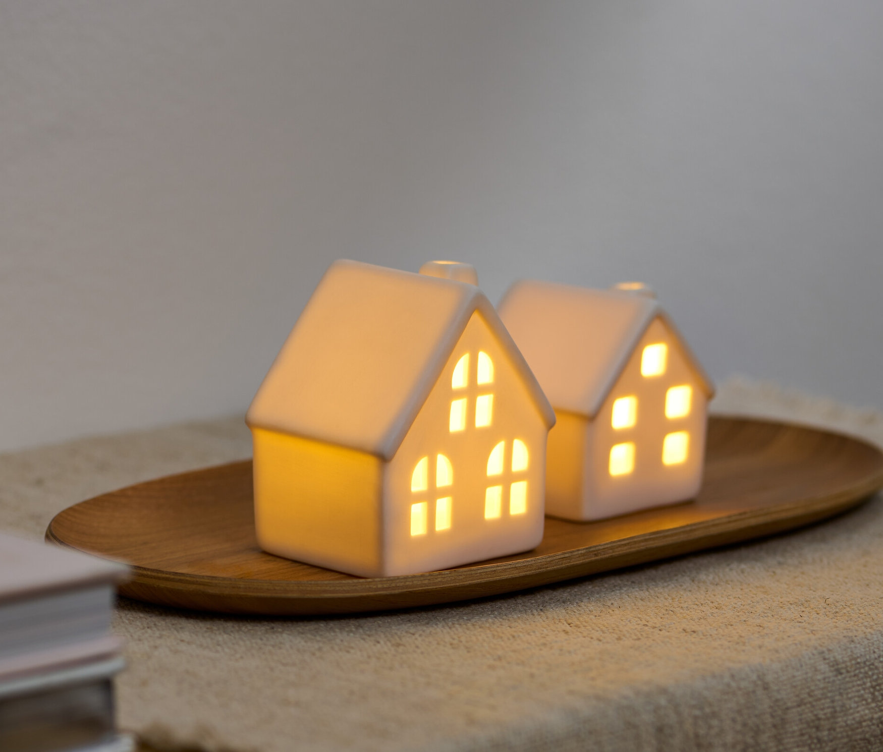 Dva LED keramické domčeky na drevenom podnose.