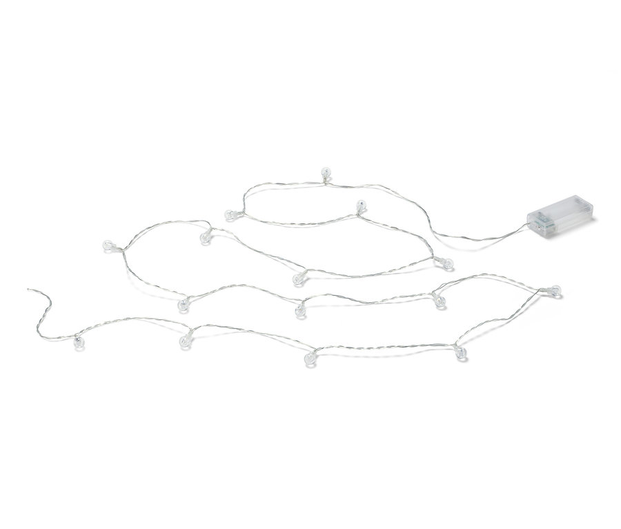 Svetelná reťaz s LED diódami a guľôčkami na bielom pozadí.