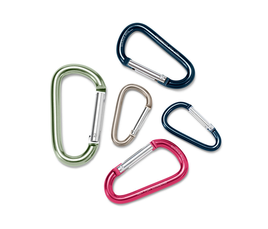 Päť karabín rôznych farieb (zelená, sivá, ružová a dve modré) leží na bielom pozadí.