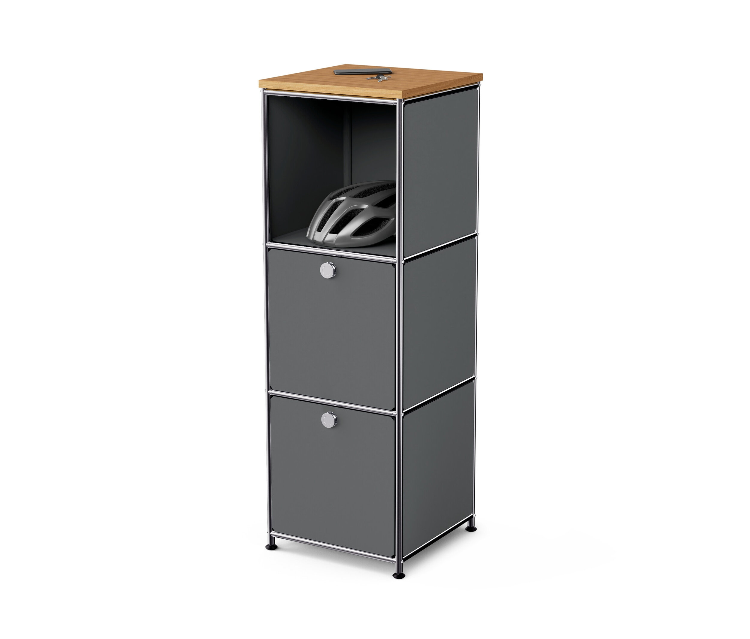 Sivá úzka kovová komoda »CN3« s drevenou doskou a 2 výklopnými priečinkami. V hornej otvorenej polici je helma.