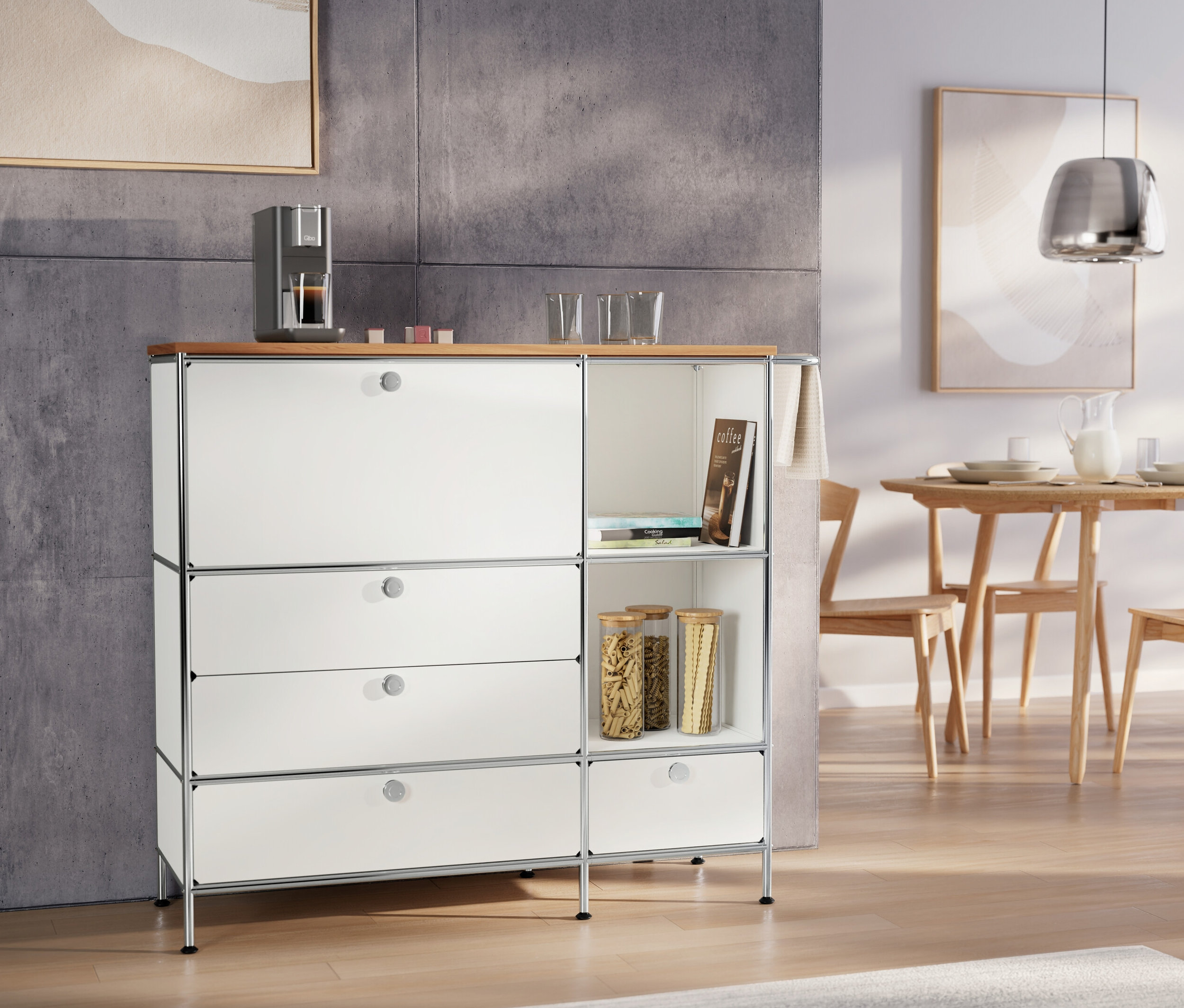 Závesné svietidlo z chrómu nad stolom. Kovová odkladacia skrinka »CN3« biela s drevenou doskou a kávovarom.