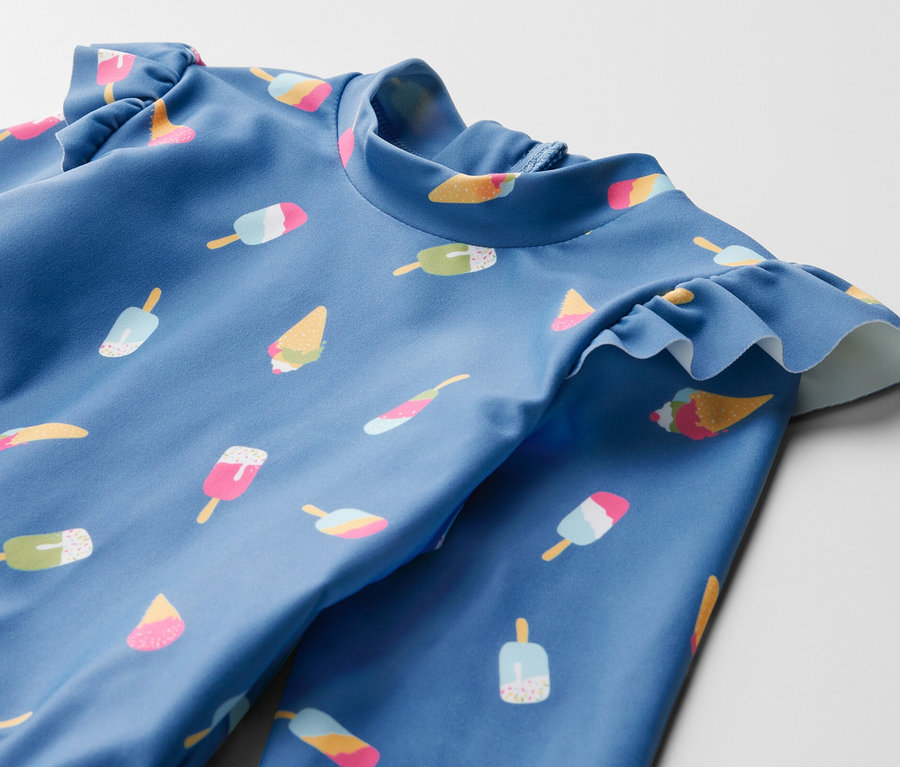 Detail modrých detských plaviek s potlačou nanukov a UV ochranou 80.